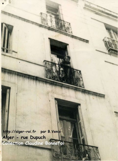 Marthe Bonnefoi, en 1956, au balcon du 2° étage, au 9 de la rue Dupuch»