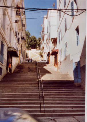 Les escaliers Joinville pris de la rue Mogador coupant la rue Dupuch et menant à la rue Saint-Augustin.