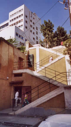 Les escaliers Joinville pris de la rue Dupuch et menant à la rue Saint-Augustin.